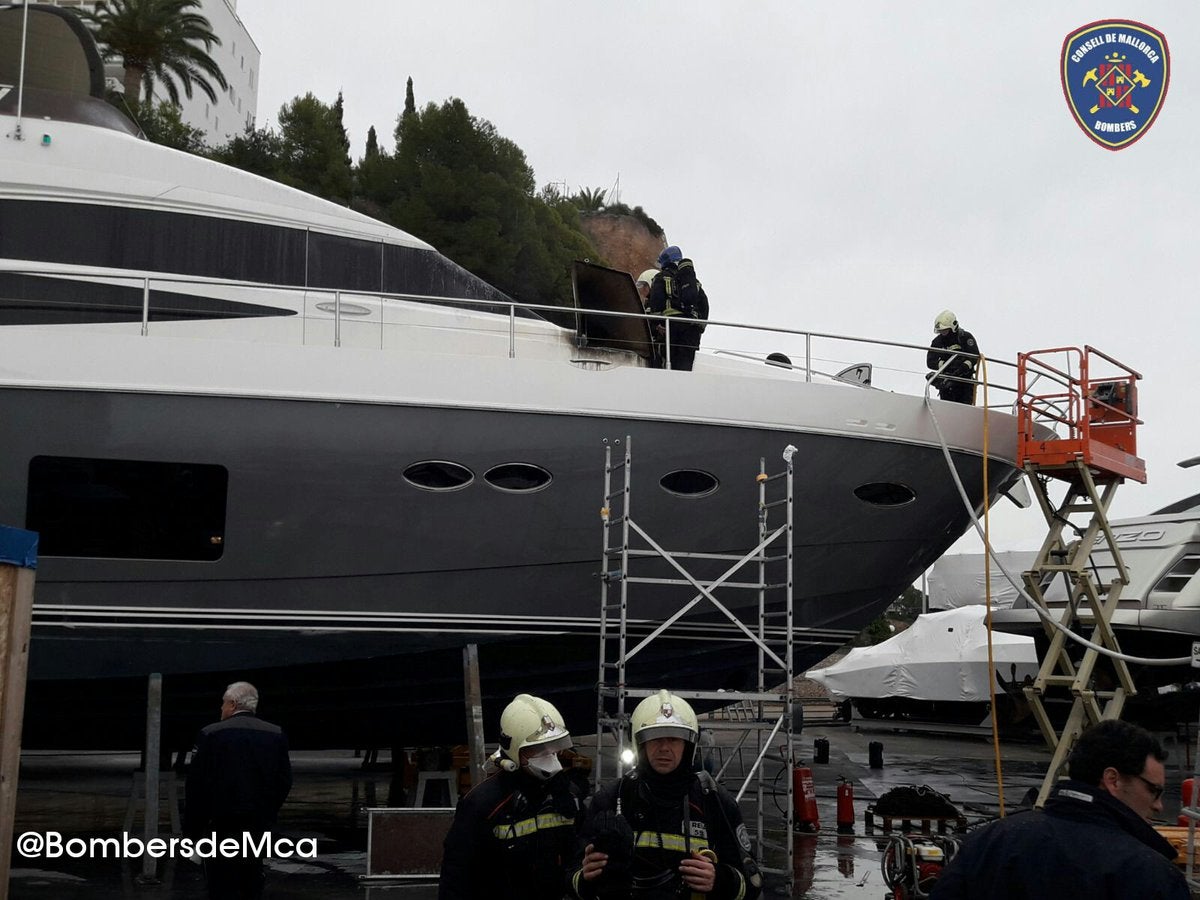 Cuatro personas resultan intoxicadas en el incendio de un yate en Puerto Portals Cuatro personas resultan intoxicadas en el incendio de un yate en Puerto Portals