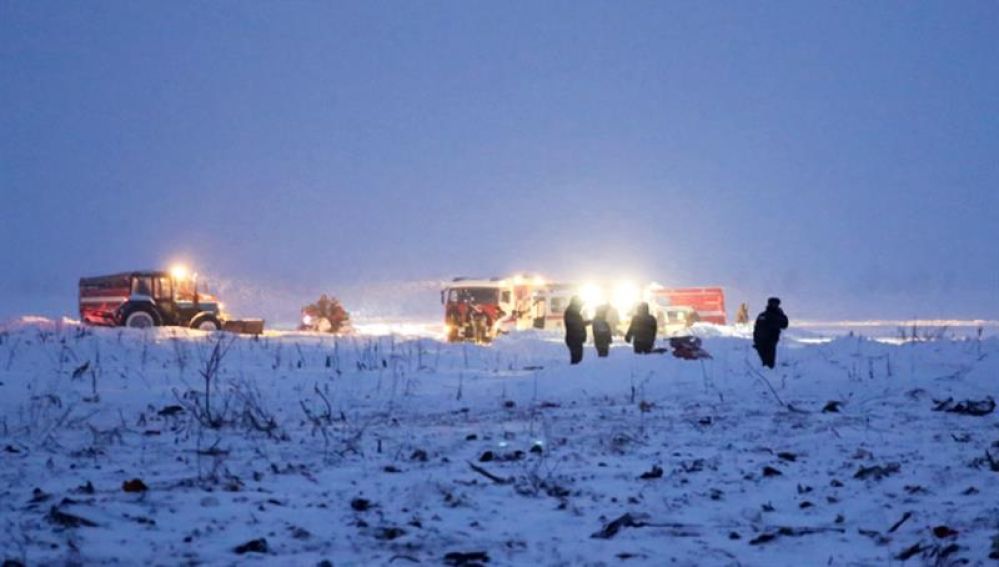 Labores de búsqueda de los restos del avión estrellado en Moscú con 71 pasajeros a bordo