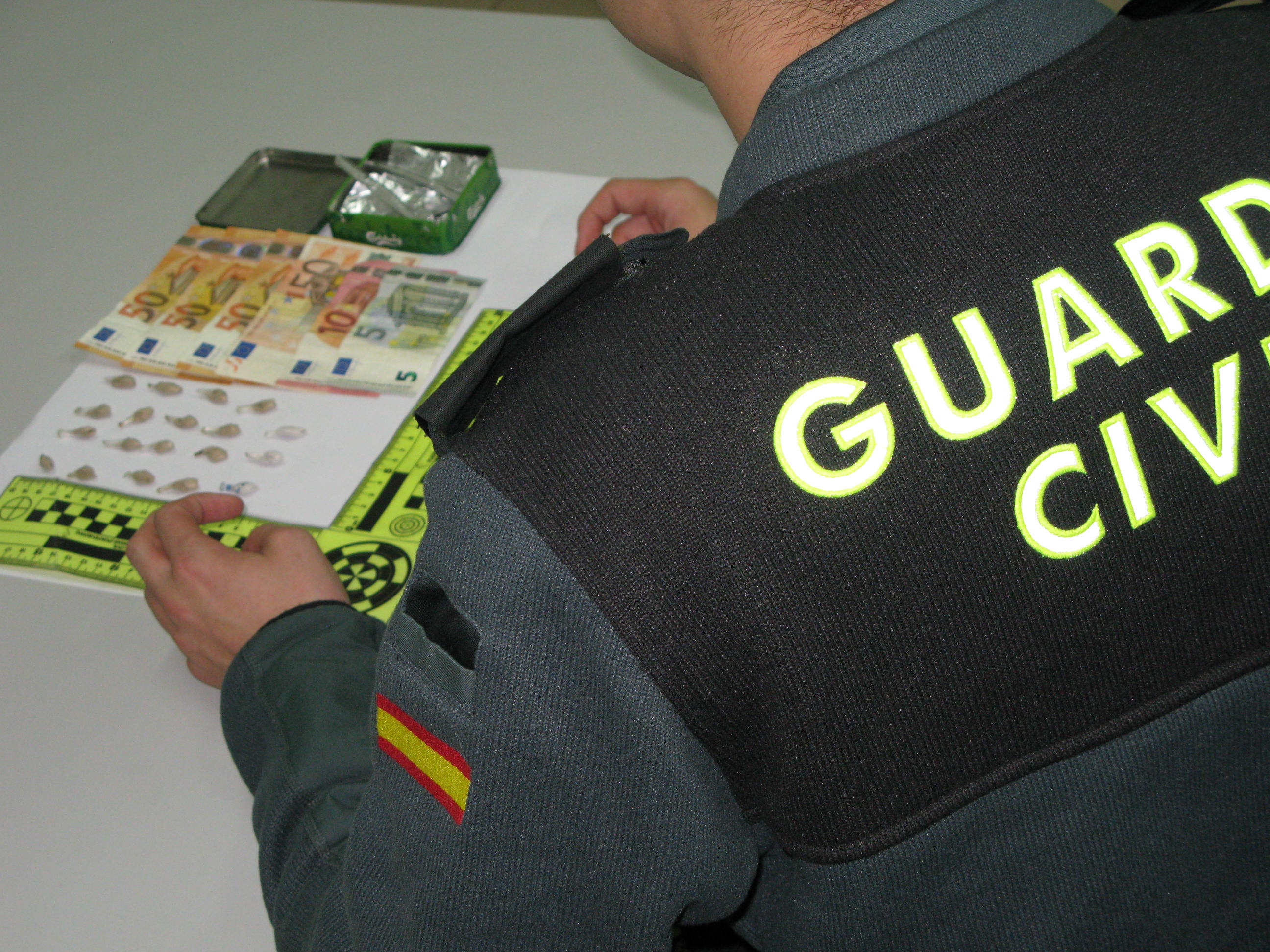 La Guardia Civil desarticula un punto de venta y distribución de droga al por menor en Cangas La Guardia Civil desarticula un punto de venta y distribución de droga al por menor en Cangas