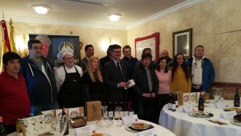 El alcalde del Real Sitio, Jos&eacute; Luis V&aacute;zquez, junto con los hosteleros participantes en el VII Concurso del Tapas del Judi&oacute;n