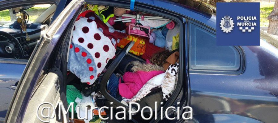 La niña atrapada entre los enseres La niña atrapada entre los enseres