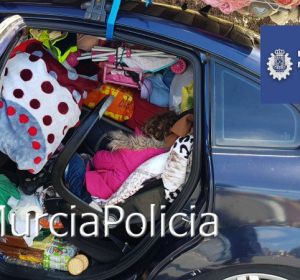 La niña atrapada entre los enseres La niña atrapada entre los enseres