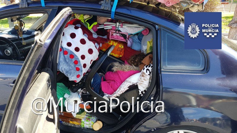 Interceptan un turismo por exceso de carga y localizan a una niña atrapada en el asiento trasero entre el equipaje en Murcia Interceptan un turismo por exceso de carga y localizan a una niña atrapada en el asiento trasero entre el equipaje en Murcia