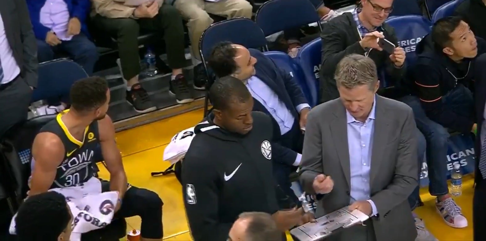 Steve Kerr 'pasa' de entrenar en pleno partido y cede la pizarra a los jugadores de los Warriors Steve Kerr 'pasa' de entrenar en pleno partido y cede la pizarra a los jugadores de los Warriors