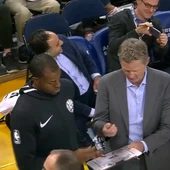 Steve Kerr le pasa la pizarra a Iguodala en pleno partido Steve Kerr le pasa la pizarra a Iguodala en pleno partido