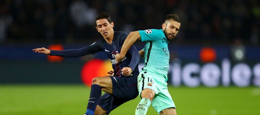 Di María y Jordi Alba pelean por el balón Di María y Jordi Alba pelean por el balón