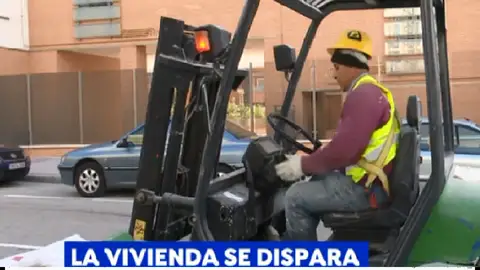 Los obreros de la construcción se quejan de que sus salarios están estancados: "Se cobra 400 o 500 euros menos que antes de la crisis" Los obreros de la construcción se quejan de que sus salarios están estancados: "Se cobra 400 o 500 euros menos que antes de la crisis"