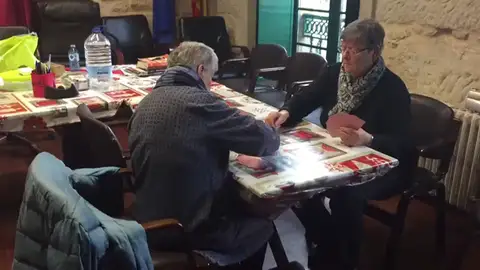 Cerca de cien vecinas de Rianxo llevan siete meses acampadas en el Ayuntamiento para exigir un centro de día Cerca de cien vecinas de Rianxo llevan siete meses acampadas en el Ayuntamiento para exigir un centro de día