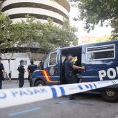 Agentes de la Policía Nacional en los aledaños del Bernabéu