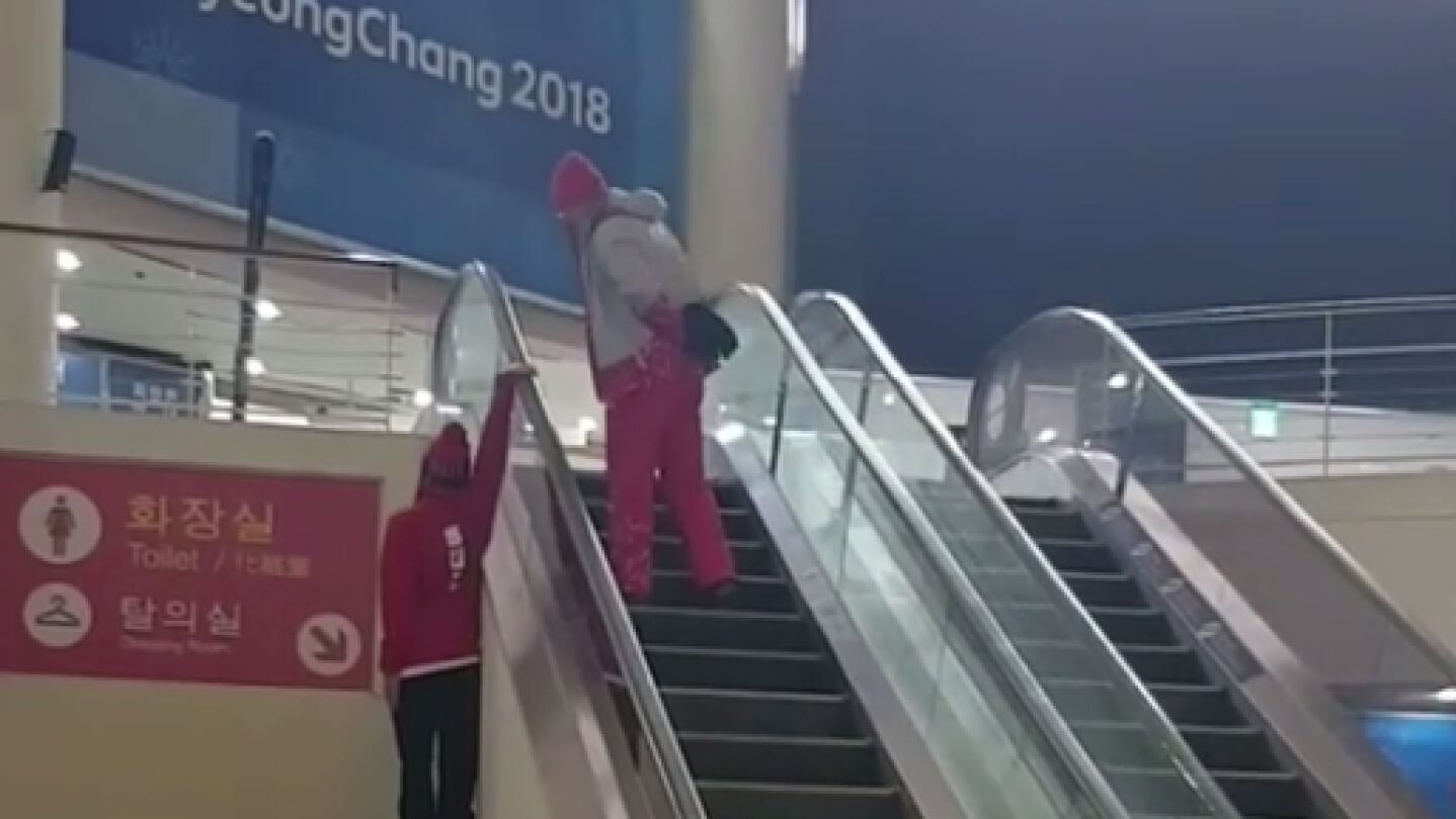Original forma de subir unas escaleras mec&aacute;nicas