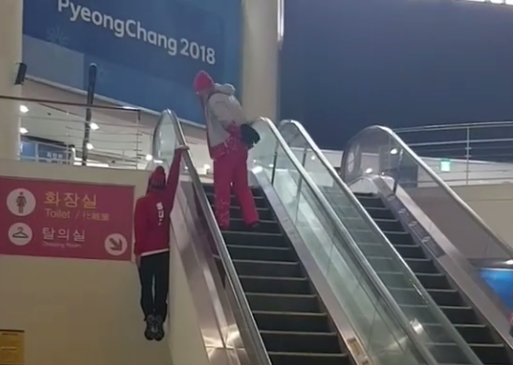 La peculiar manera de subir las escaleras de un deportista olímpico en PyeongChang La peculiar manera de subir las escaleras de un deportista olímpico en PyeongChang