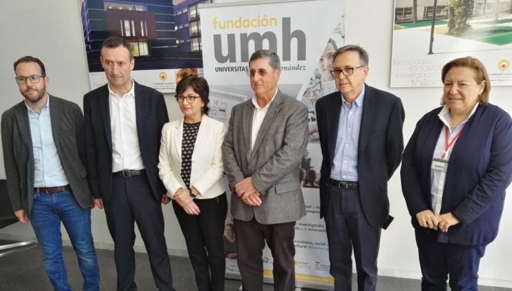 Diego Maciá, segundo por la derecha, en una visita a la UMH en 2017
