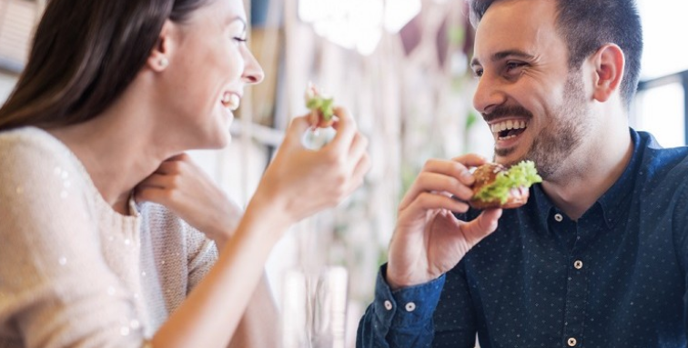 Oyentes: "En mi primera cita le llevé unas rosas de plástico como símbolo de nuestro amor imperecedero. No lo entendió" Oyentes: "En mi primera cita le llevé unas rosas de plástico como símbolo de nuestro amor imperecedero. No lo entendió"