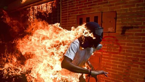 Un manifestante en llamas, entre las nominadas al World Press Photo 2018