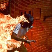 Un manifestante en llamas, entre las nominadas al World Press Photo 2018