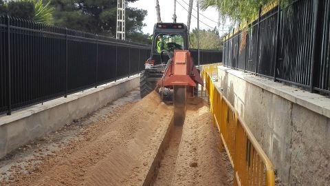 Imagen de archivo de una m&aacute;quina en los trabajos construcci&oacute;n de alcantarillado en Pe&ntilde;a Las &Aacute;guilas