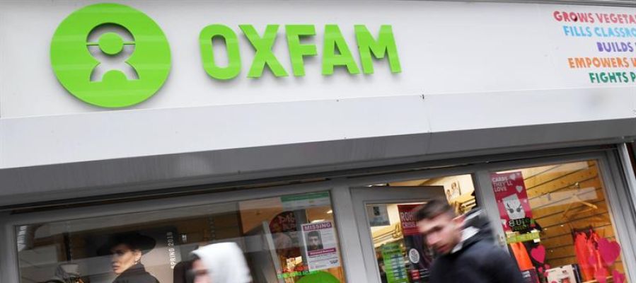 Peatones pasan delante de una tienda Oxfam en Londres, Reino Unido Peatones pasan delante de una tienda Oxfam en Londres, Reino Unido