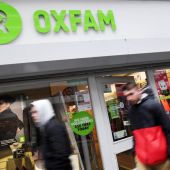 Peatones pasan delante de una tienda Oxfam en Londres, Reino Unido