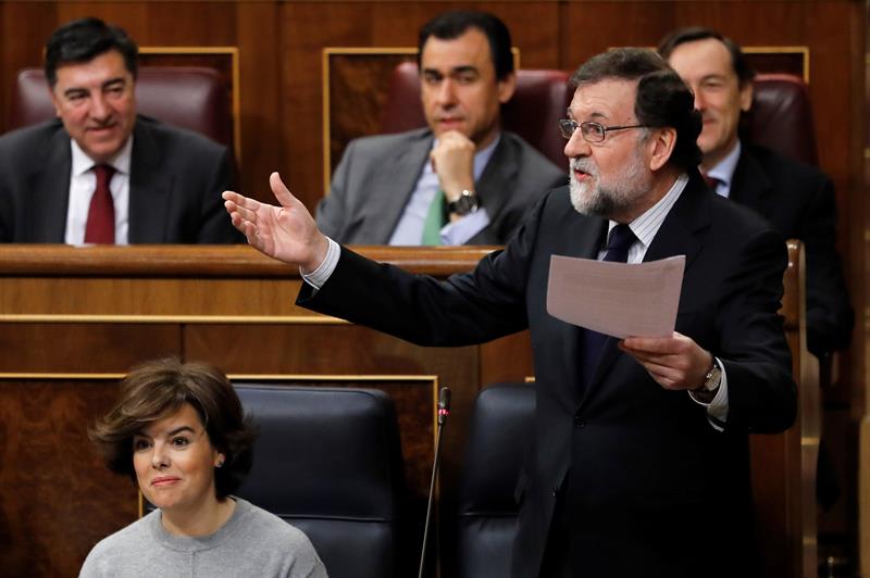 Rajoy defiende enseñar la labor de las Fuerzas Armadas y Rufián le acusa de recuperar la educación franquista Rajoy defiende enseñar la labor de las Fuerzas Armadas y Rufián le acusa de recuperar la educación franquista