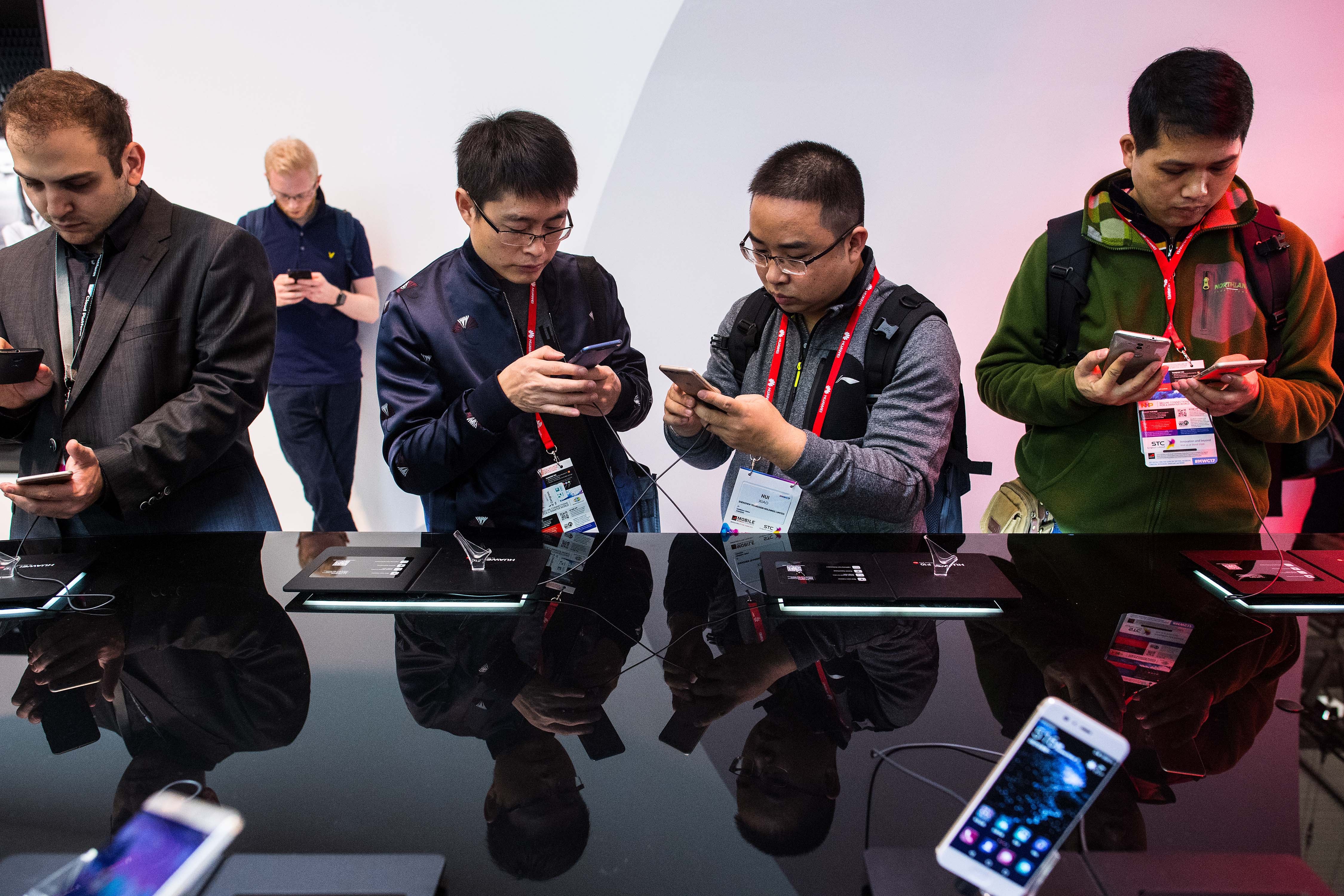 Cada cop estem més pendents del mòbil, ha afectat això a les teves relacions personals? Cada cop estem més pendents del mòbil, ha afectat això a les teves relacions personals?