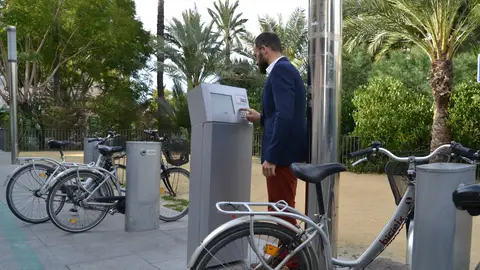 Juan Antonio Sempere, concejal de Cs Elche en una estación de BiciElx Juan Antonio Sempere, concejal de Cs Elche en una estación de BiciElx
