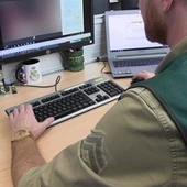 Un agente de la Guardia Civil analizan las fotografías que tenía el depredador sexual detenido Un agente de la Guardia Civil analizan las fotografías que tenía el depredador sexual detenido