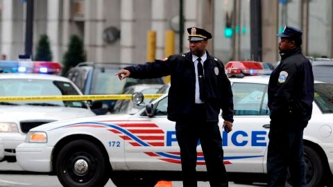 Polic&iacute;as en una zona acordonada