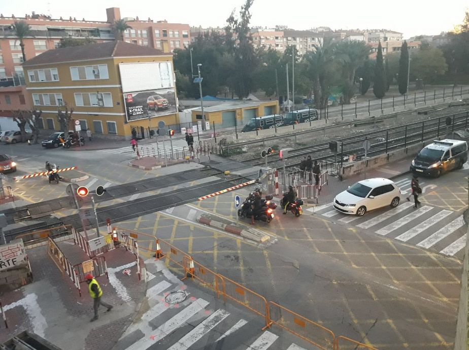 Dos ingenieros de caminos aseguran que la pasarela peatonal que ADIF está instalando en el paso a nivel "es insegura" Dos ingenieros de caminos aseguran que la pasarela peatonal que ADIF está instalando en el paso a nivel "es insegura"