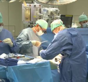 Médicos durante una operación Médicos durante una operación
