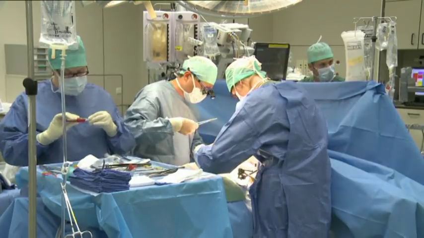 Médicos durante una operación Médicos durante una operación