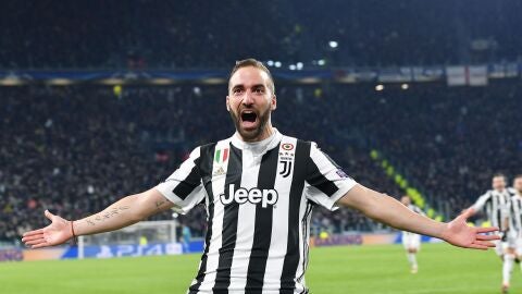 Gonzalo Higua&iacute;n celebra uno de sus goles con la Juventus