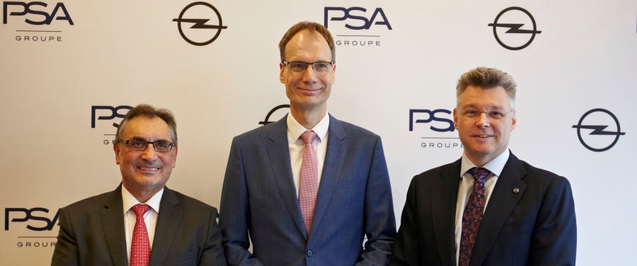 El CEO de Opel, Michael Lohscheller, junto a Antonio Cobo, director general de Opel España y de la planta de Figueruelas (izquierda) y Jonathan Akeroyd, director general comercial de Opel España (derecha) El CEO de Opel, Michael Lohscheller, junto a Antonio Cobo, director general de Opel España y de la planta de Figueruelas (izquierda) y Jonathan Akeroyd, director general comercial de Opel España (derecha)