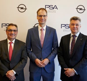El CEO de Opel, Michael Lohscheller, junto a Antonio Cobo, director general de Opel España y de la planta de Figueruelas (izquierda) y Jonathan Akeroyd, director general comercial de Opel España (derecha) El CEO de Opel, Michael Lohscheller, junto a Antonio Cobo, director general de Opel España y de la planta de Figueruelas (izquierda) y Jonathan Akeroyd, director general comercial de Opel España (derecha)