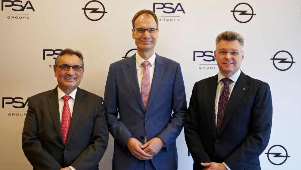  El CEO de Opel, Michael Lohscheller, junto a Antonio Cobo, director general de Opel España y de la planta de Figueruelas (izquierda) y Jonathan Akeroyd, director general comercial de Opel España (derecha)