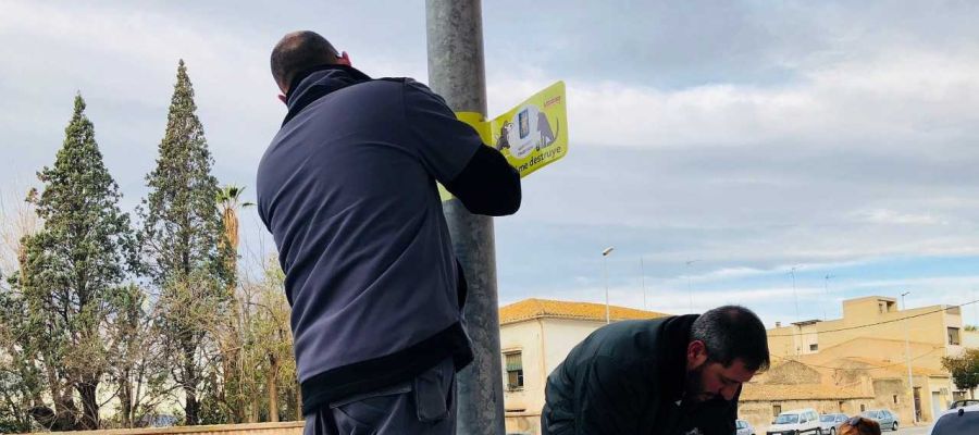 Almassora distribuye 200 adhesivos para proteger las farolas de orines de perros. Almassora distribuye 200 adhesivos para proteger las farolas de orines de perros.