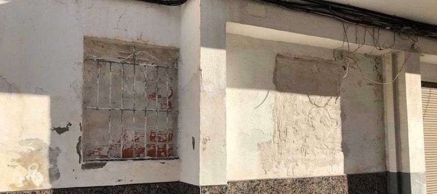 Ventanas tapiadas en un edificio del barrio de San Antón de Elche Ventanas tapiadas en un edificio del barrio de San Antón de Elche