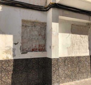 Ventanas tapiadas en un edificio del barrio de San Antón de Elche Ventanas tapiadas en un edificio del barrio de San Antón de Elche