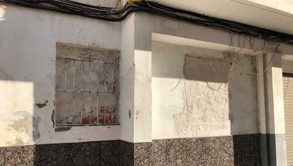 Ventanas tapiadas en un edificio del barrio de San Antón de Elche