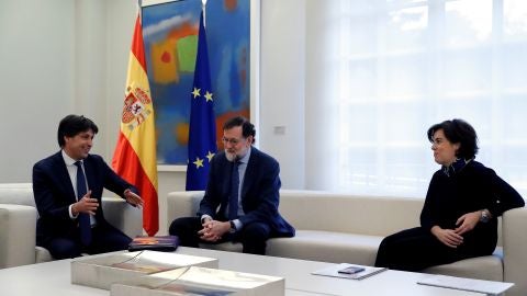 Mariano Rajoy junto a la vicepresidenta Soraya S&aacute;enz de Santamar&iacute;a y Jos&eacute; Rosi&ntilde;ol, conversando sobre nuevas medidas de educaci&oacute;n