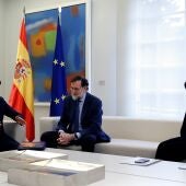 Mariano Rajoy junto a la vicepresidenta Soraya Sáenz de Santamaría y José Rosiñol, conversando sobre nuevas medidas de educación