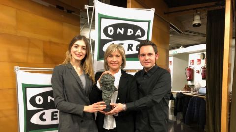 Jaume Carri&oacute; y Laura Gost con Julia Otero
