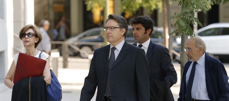 El expresidente de Afinsa Juan Antonio Cano (c) y el exconsejero Albertino de Figuereido (dcha) El expresidente de Afinsa Juan Antonio Cano (c) y el exconsejero Albertino de Figuereido (dcha)