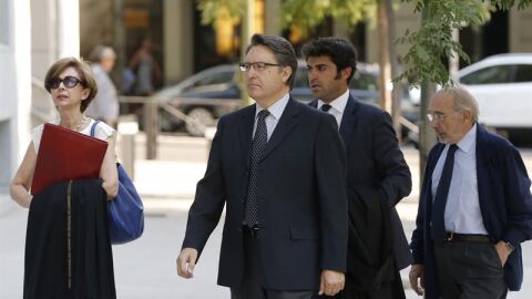 El expresidente de Afinsa Juan Antonio Cano (c) y el exconsejero Albertino de Figuereido (dcha)
