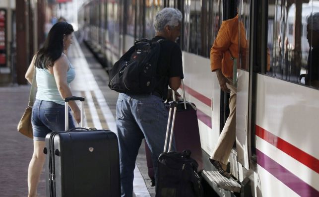 Los usuarios de cercanías de Renfe protestan en la calle por la situación "insostenible" de este servicio Los usuarios de cercanías de Renfe protestan en la calle por la situación "insostenible" de este servicio