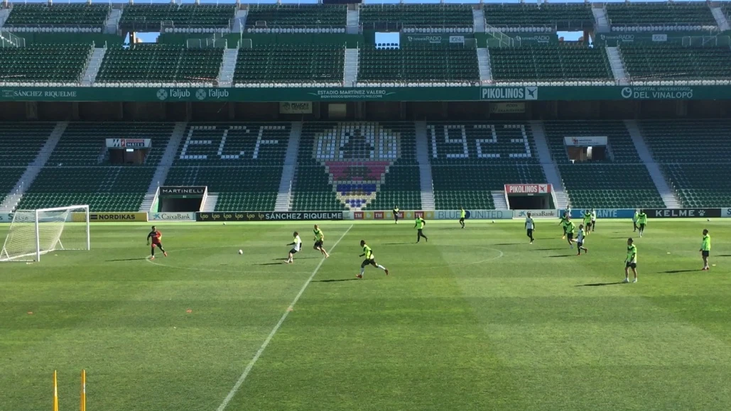 Imagen del entrenamiento del Elche CF celebrado en el estadio Martínez Valero. ELCHE CF