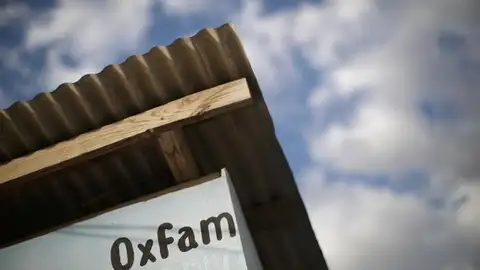 El nombre de Oxfam en un quiosco de distribución de agua en Puerto Príncipe (Haití) ANDRÉS MARTÍNEZ CASARES