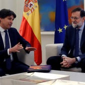 Mariano Rajoy con el presidente de Sociedad Civil Catalana (SCC)