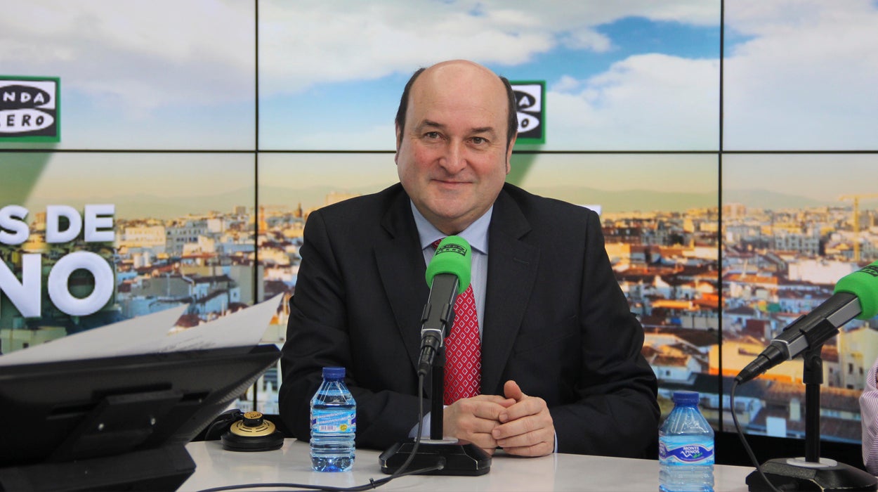 Andoni Ortuzar: "El mayor problema de la política española es Ciudadanos. Albert Rivera me está recordando más a Berlusconi que a Macron" Andoni Ortuzar: "El mayor problema de la política española es Ciudadanos. Albert Rivera me está recordando más a Berlusconi que a Macron"