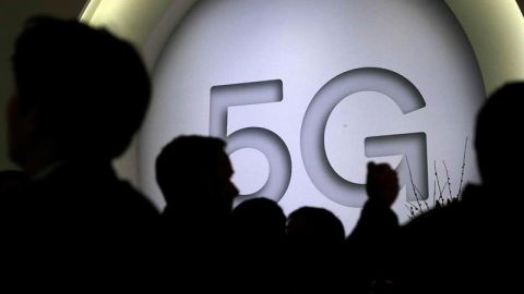 Cartel que anuncia la nueva tecnología 5G en el Mobile World Congress (MWC)