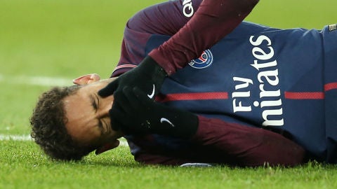 Neymar, dolorido en el suelo